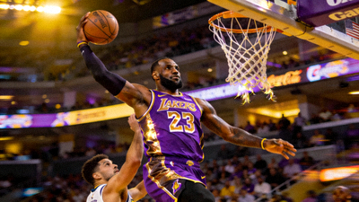 NBA比赛直播画面 - 湖人队球员勒布朗·詹姆斯突破上篮的精彩瞬间