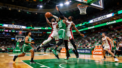 NBA凯尔特人对阵热火的东部决赛直播画面 - 球员激烈对抗场景